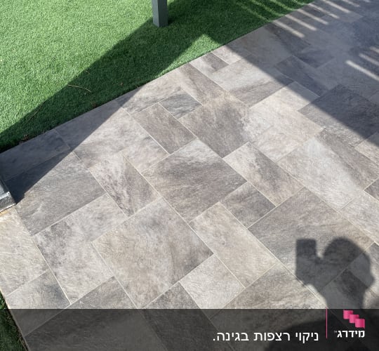 רצפה נקייה עם אריחים אפורים בצל שמש